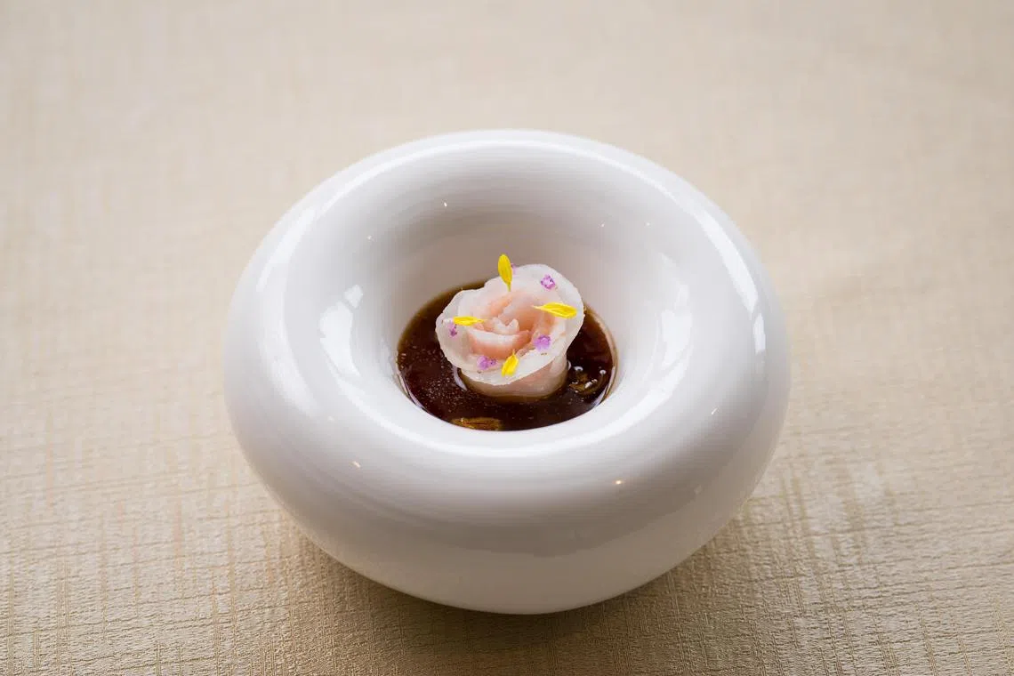 开胃菜“黄尾鱼银萝玫瑰”，如一朵玫瑰在碗中绽放。（餐馆提供）