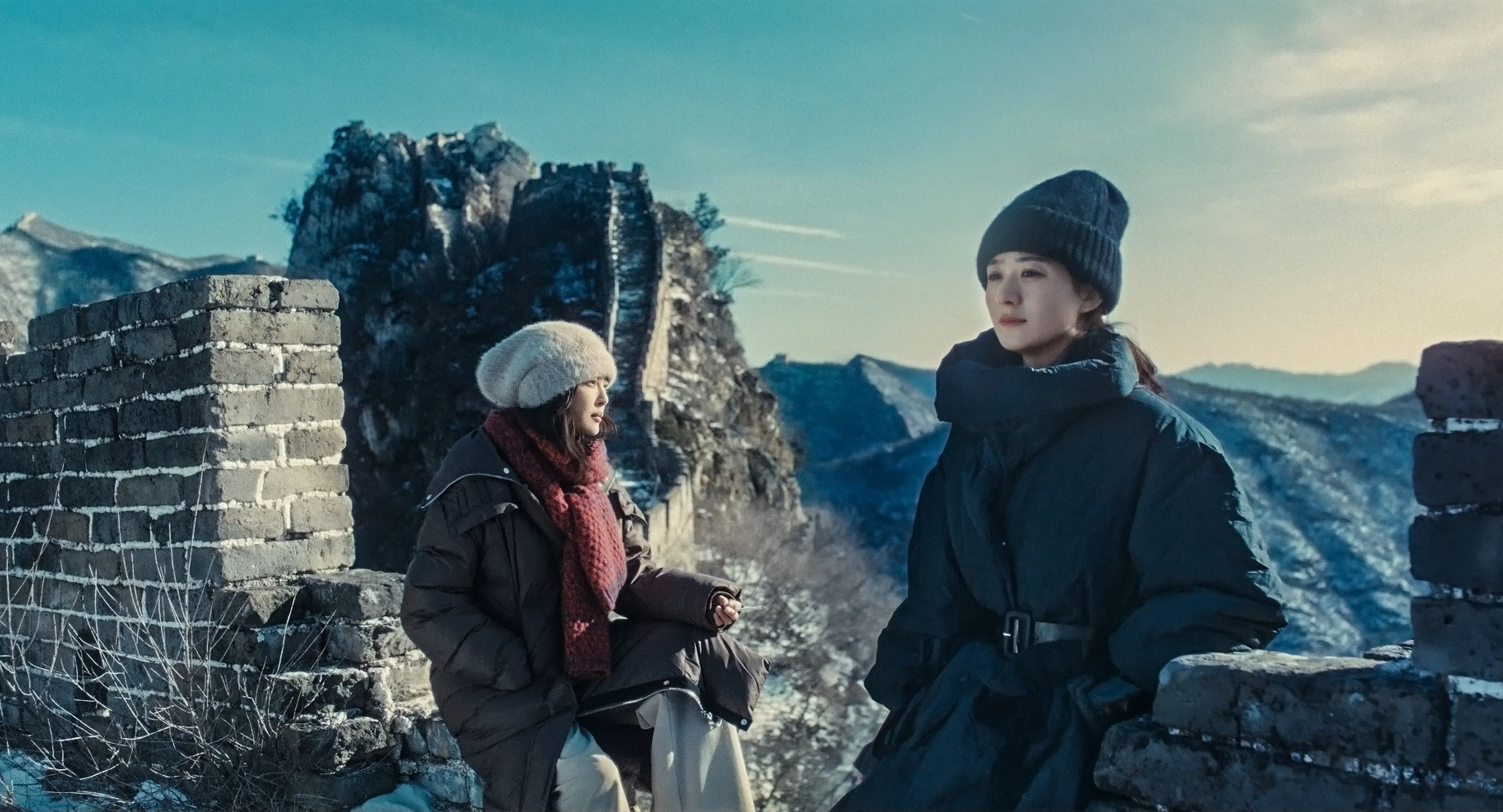 赵丽颖（右）和辛芷蕾在《乔妍的心事》饰演姐妹。（新加坡国际电影节提供）