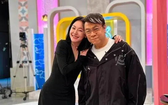 小S（左）、蔡康永曾在中国大陆节目中合体，但热度始终无法超越当年《康熙来了》。（互联网）