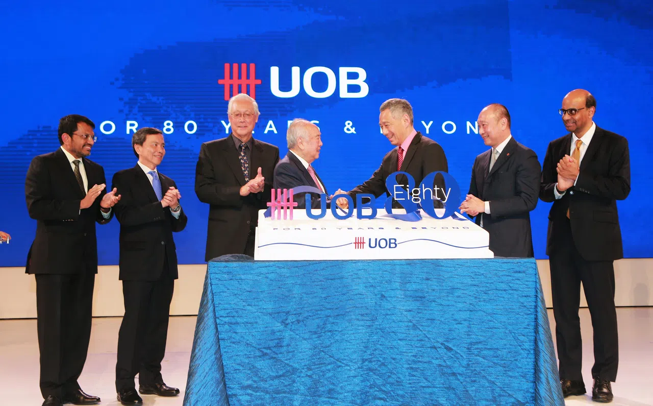 2015年11月12日，在大华银行80周年晚宴上，李显龙总理（右三）表扬大华银行荣誉主席兼顾问黄祖耀（左四）所做出的贡献，并与当时的金融管理局局长孟文能（左起）、大华银行主席谢福华、荣誉国务资政吴作栋、大华银行副主席兼总裁黄一宗，以及时任副总理兼经济及社会政策统筹部长尚达曼，欢庆大华银行80岁大寿。（档案照片）