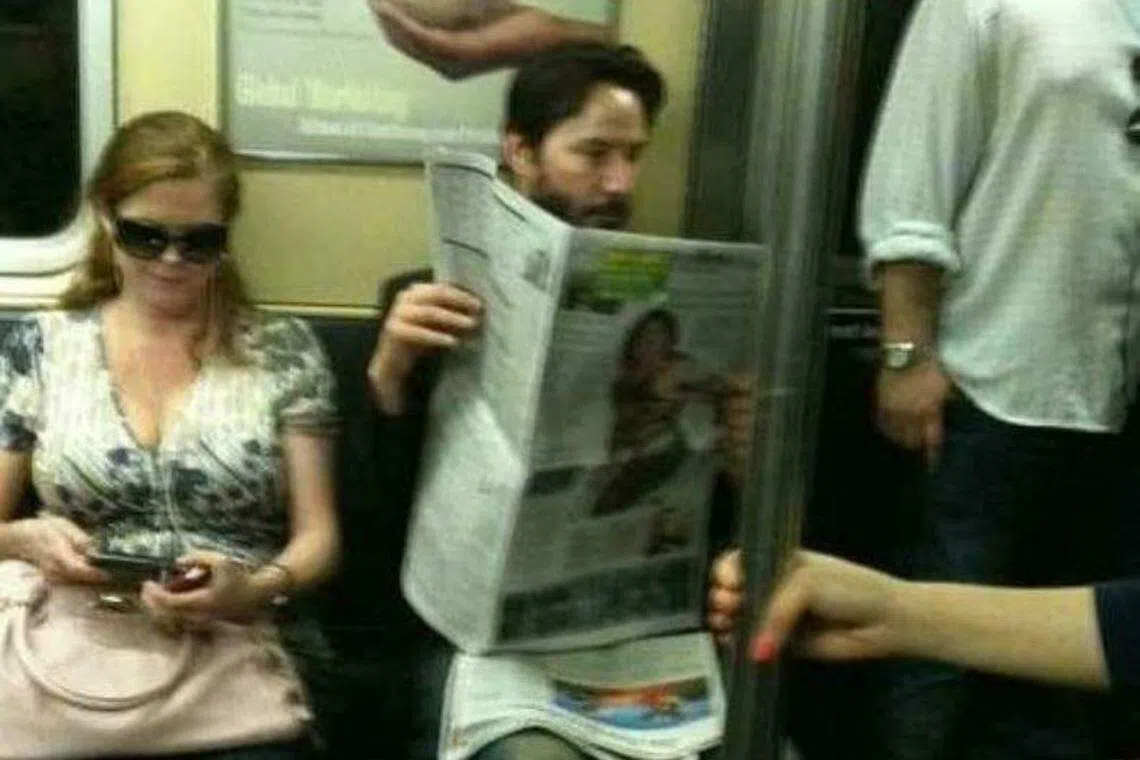 奇诺李维斯被拍到在地铁上看报纸。（互联网）