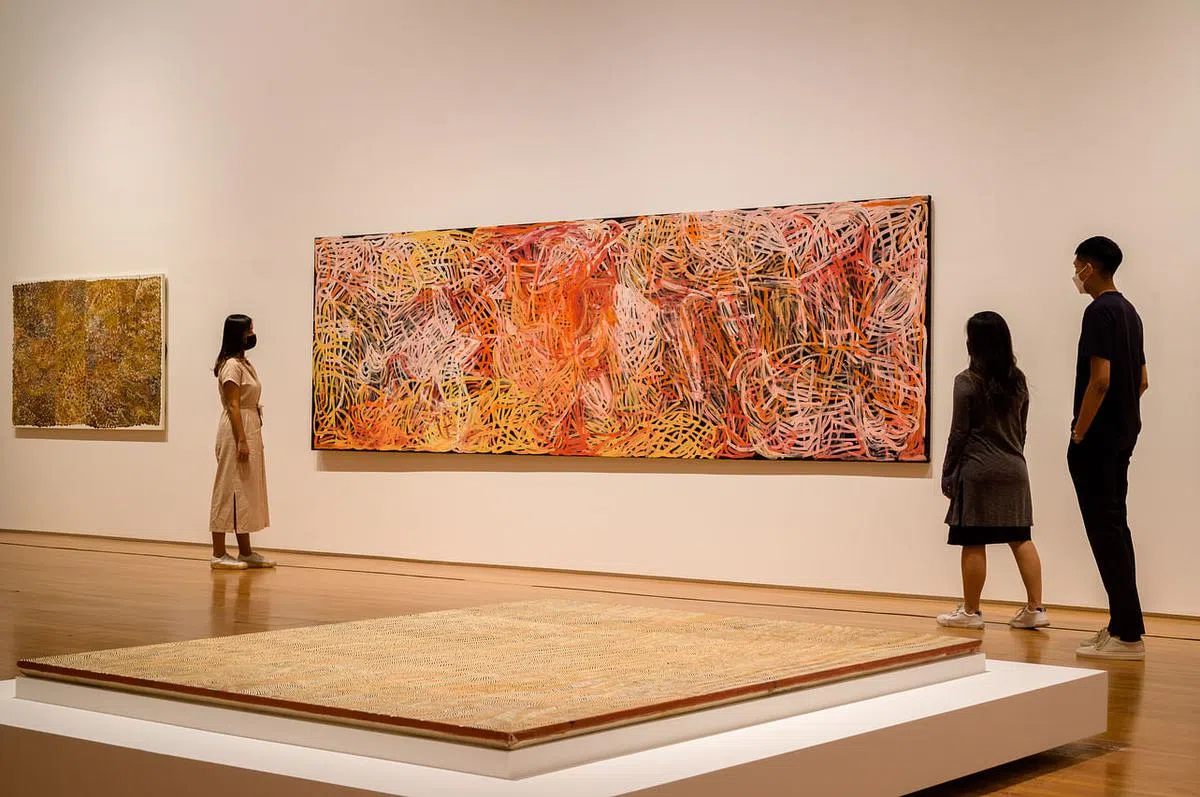  艾美莉·卡美·坚瓦尼长达5米的《山药雅利》。（国家美术馆提供照片）