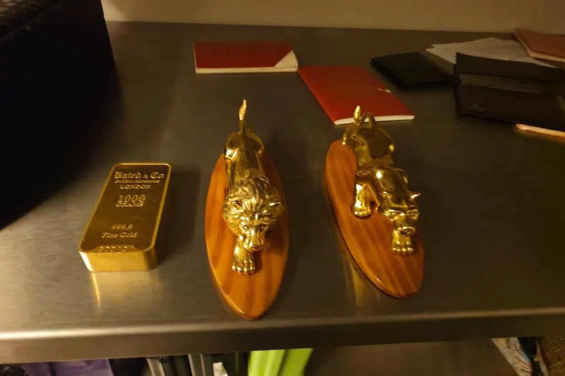 反贪会在密室中还发现金条，以及用黄金打造的动物雕像。（东方日报）