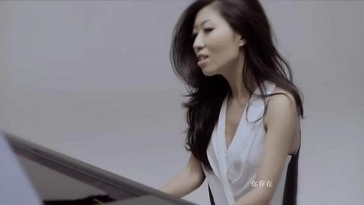 曲婉婷于2012年推出的歌曲《我的歌声里》的音乐视频。（视频截图）