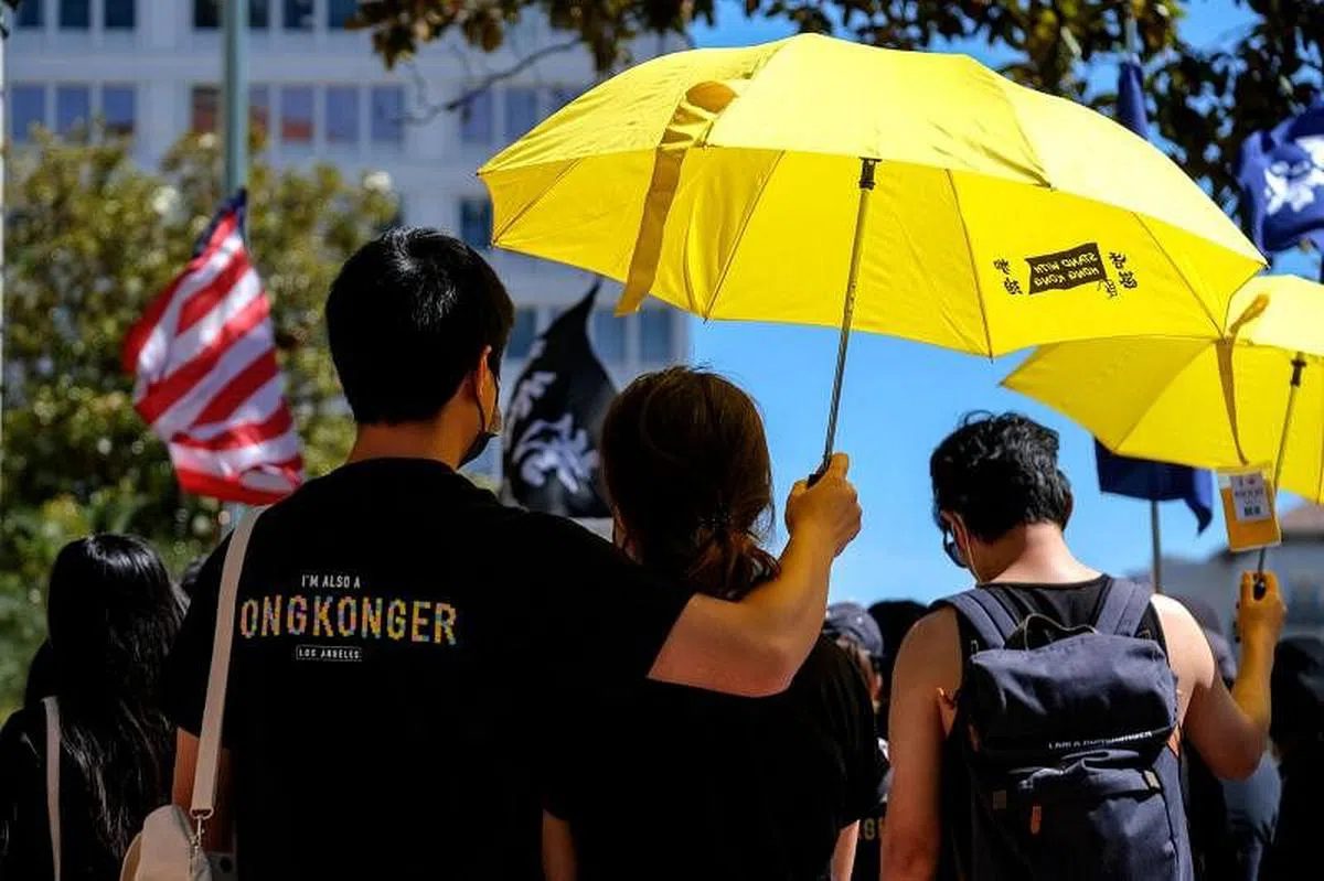 今年6月12日，反修例抗争两周年纪念活动在美国加利福尼亚州举行，部分参与者手持黄伞参与游行。（法新社）