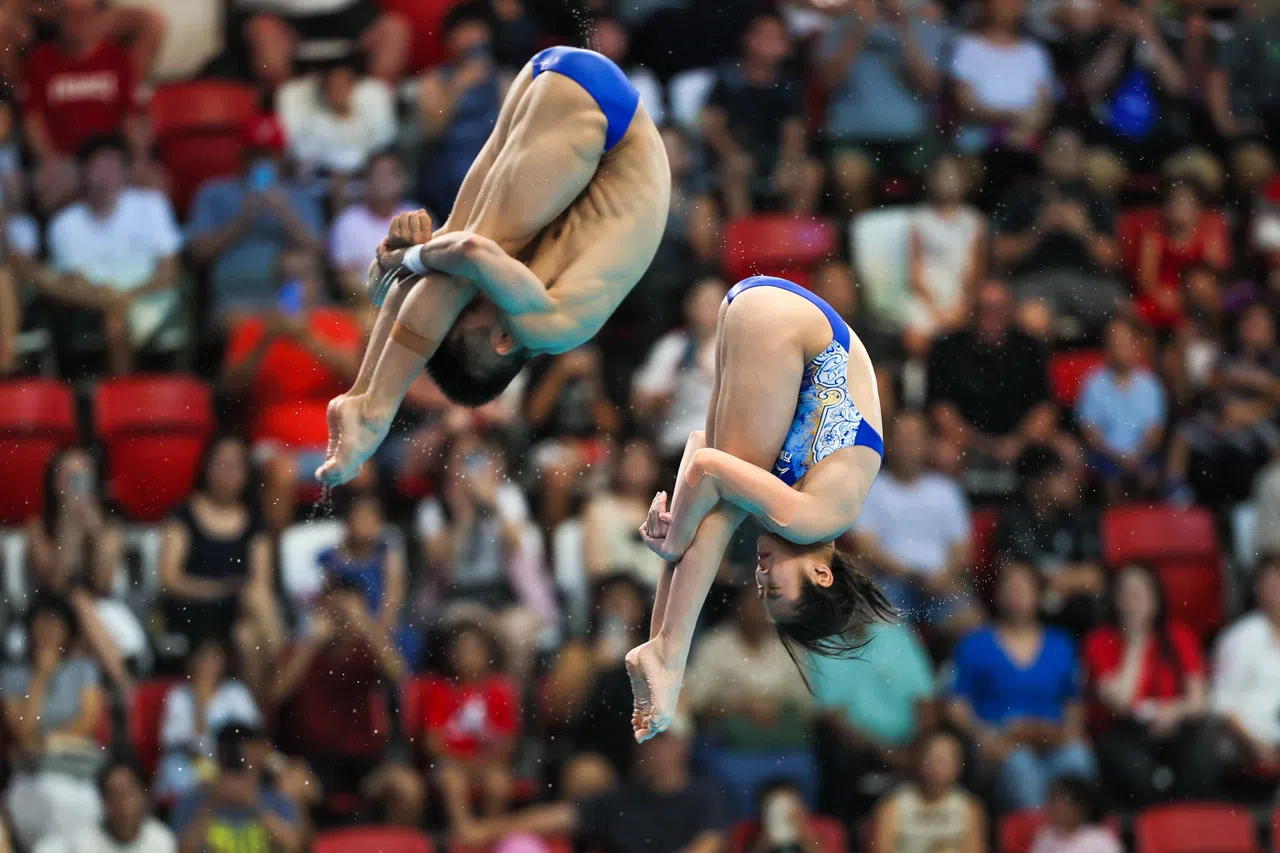 谢佩玲（右）和朱勇鑫在第一跳发挥不佳，排名全场最低，但迅速调整状态，最终以0.06分的微弱优势夺冠。（张俊杰摄）