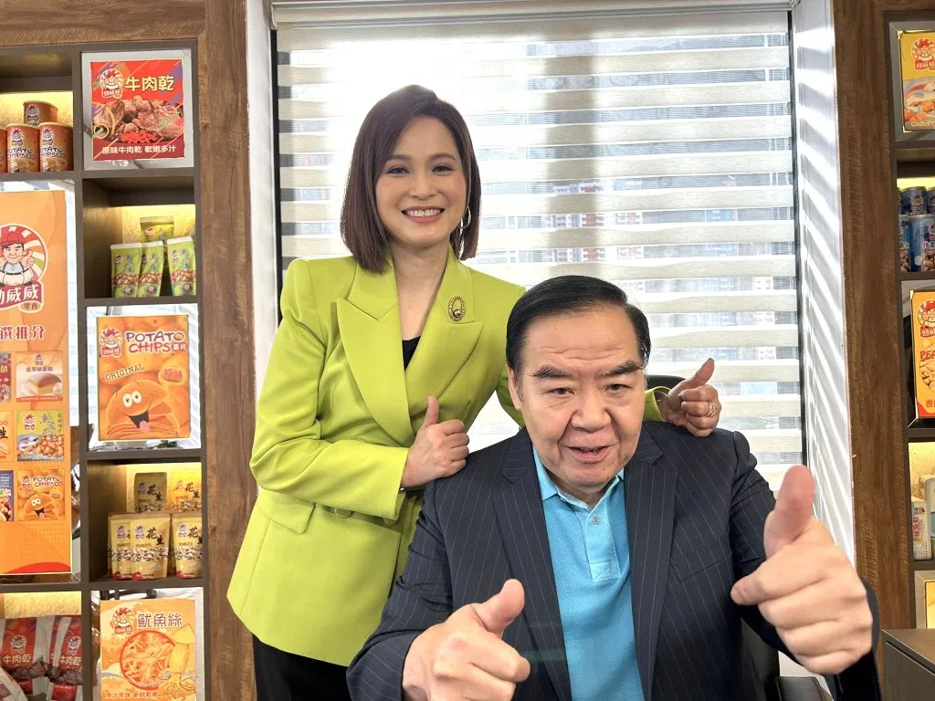 樊亦敏（左）饰演钱万世集团公关部主管洪玫瑰，与郑则仕饰演的钱大海交往12年。（互联网）