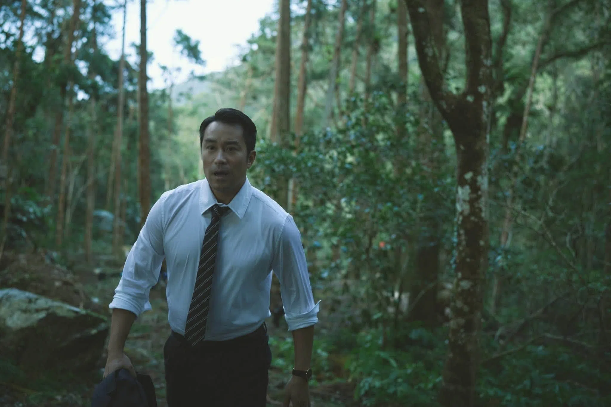 张孝全分饰两角，一秒切换的变脸功力令人赞叹。（取自台湾Netflix）
