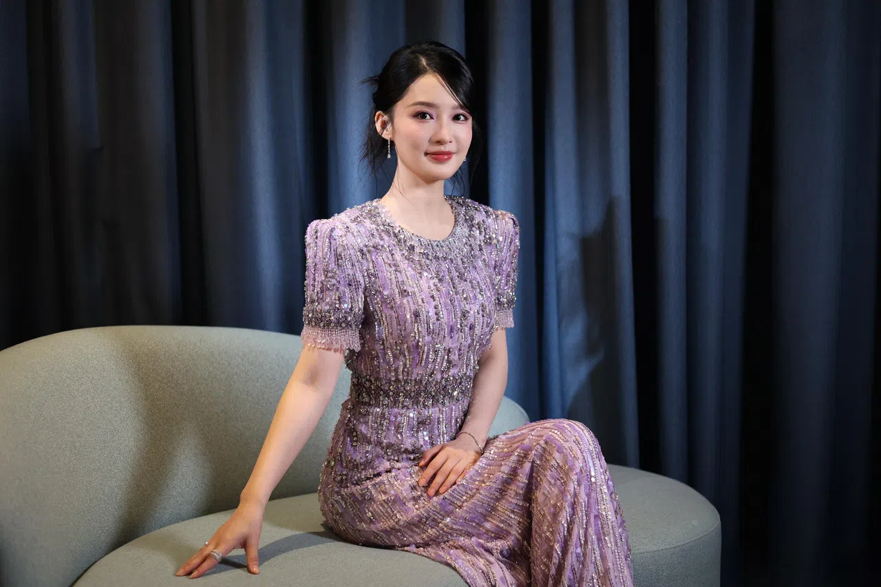 李沁外形清新脱俗、五官柔和雅致，有一种与生俱来的古典气质。（龙国雄摄）