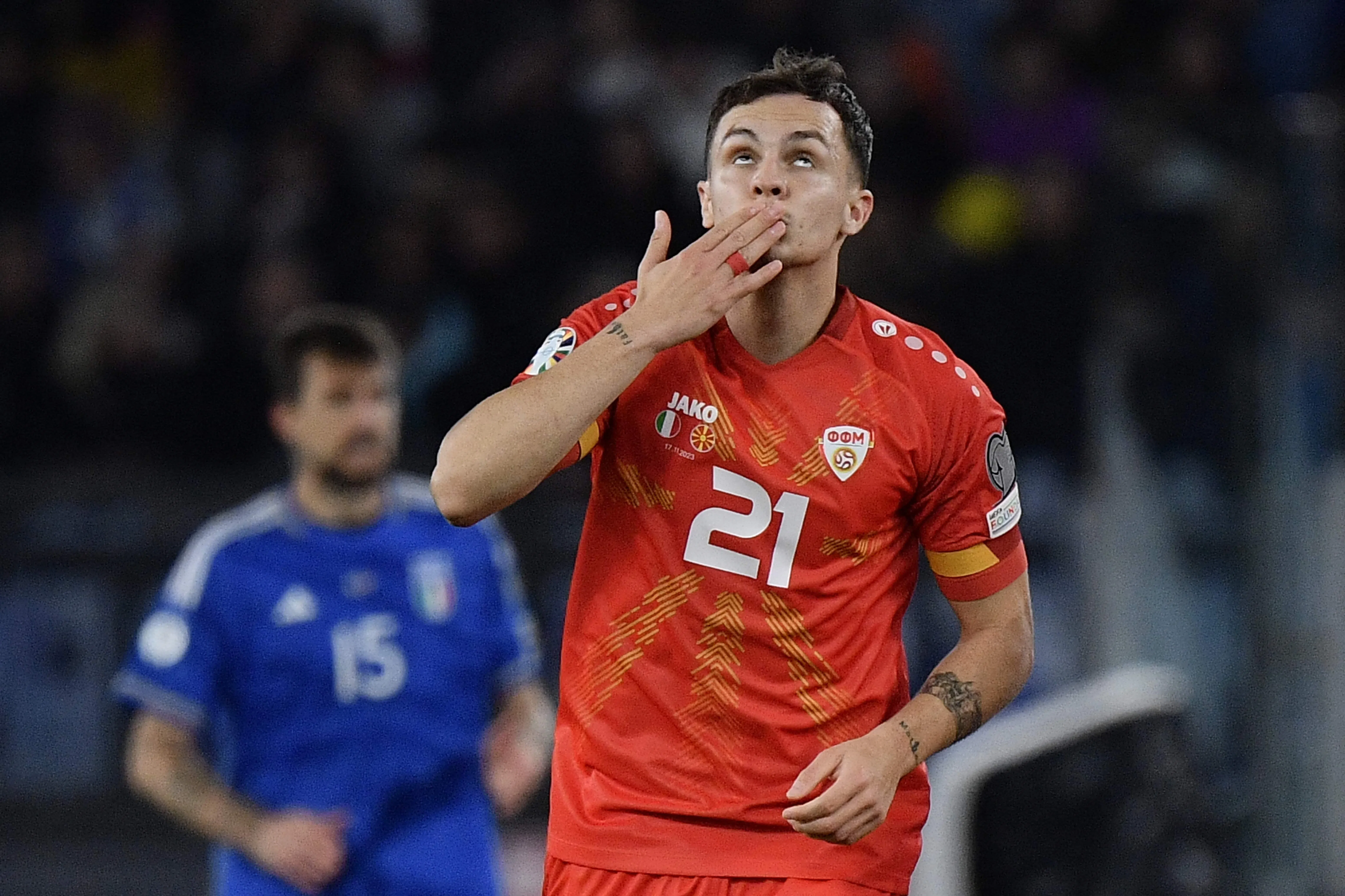 北马其顿球员阿纳塔索夫下半场连进两球，一度将比分改写为2比3，把意大利吓出一身冷汗。 （法新社）