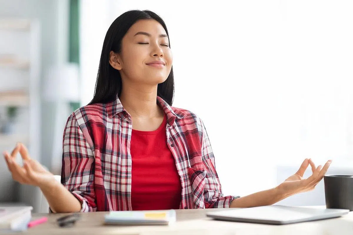 生气的时候，可尝试放慢呼吸，把注意力集中到自己的呼吸上。（iStock图片）