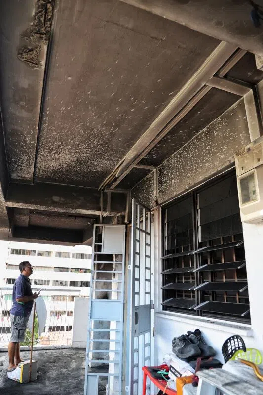 五楼走廊角落被烧黑，四楼到六楼的楼梯口也被熏黑。（徐颖荃摄）
