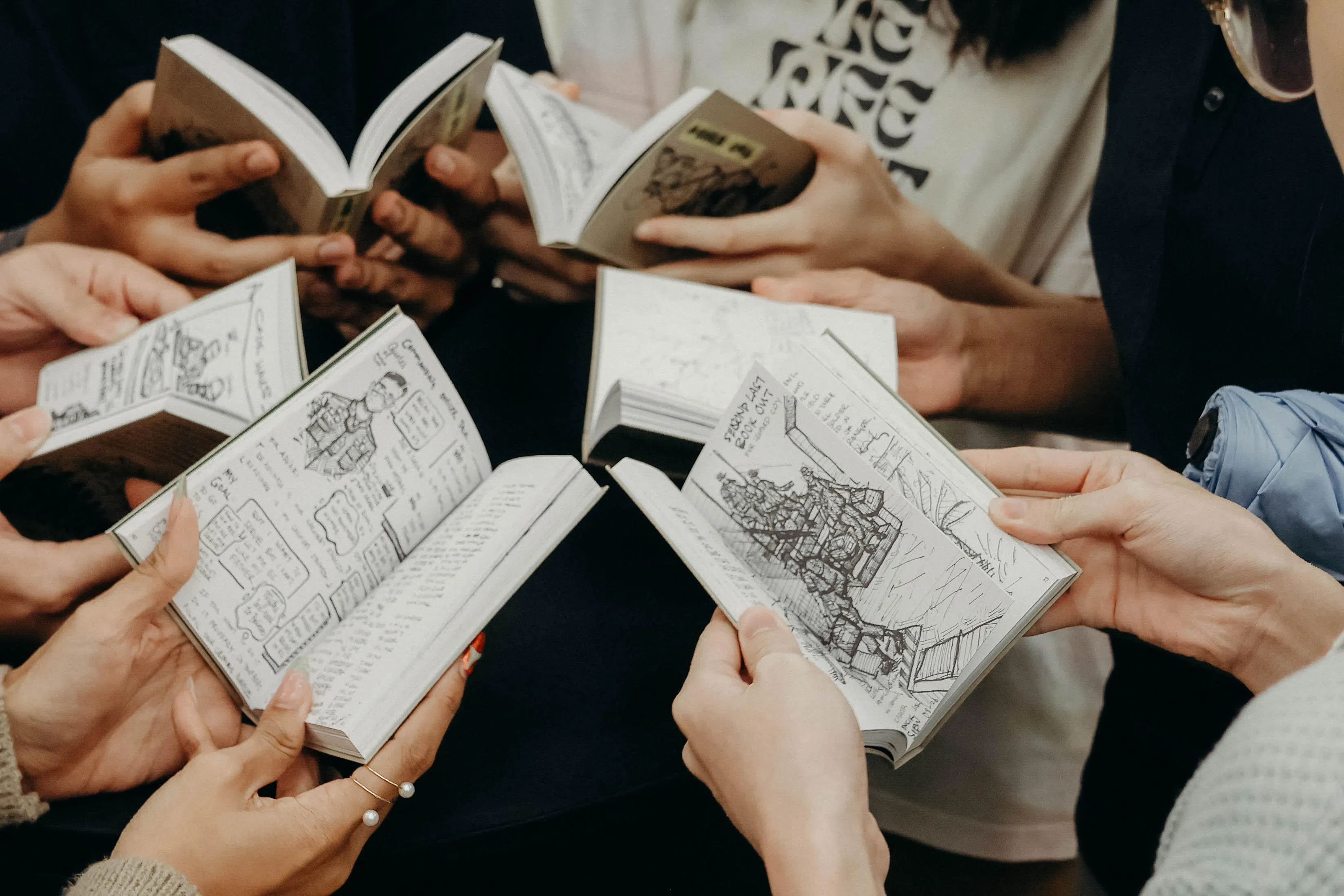  “BMT Sketchbook”记录王悦胜的基本军事训练经历和军营中的点滴。（受访者提供）