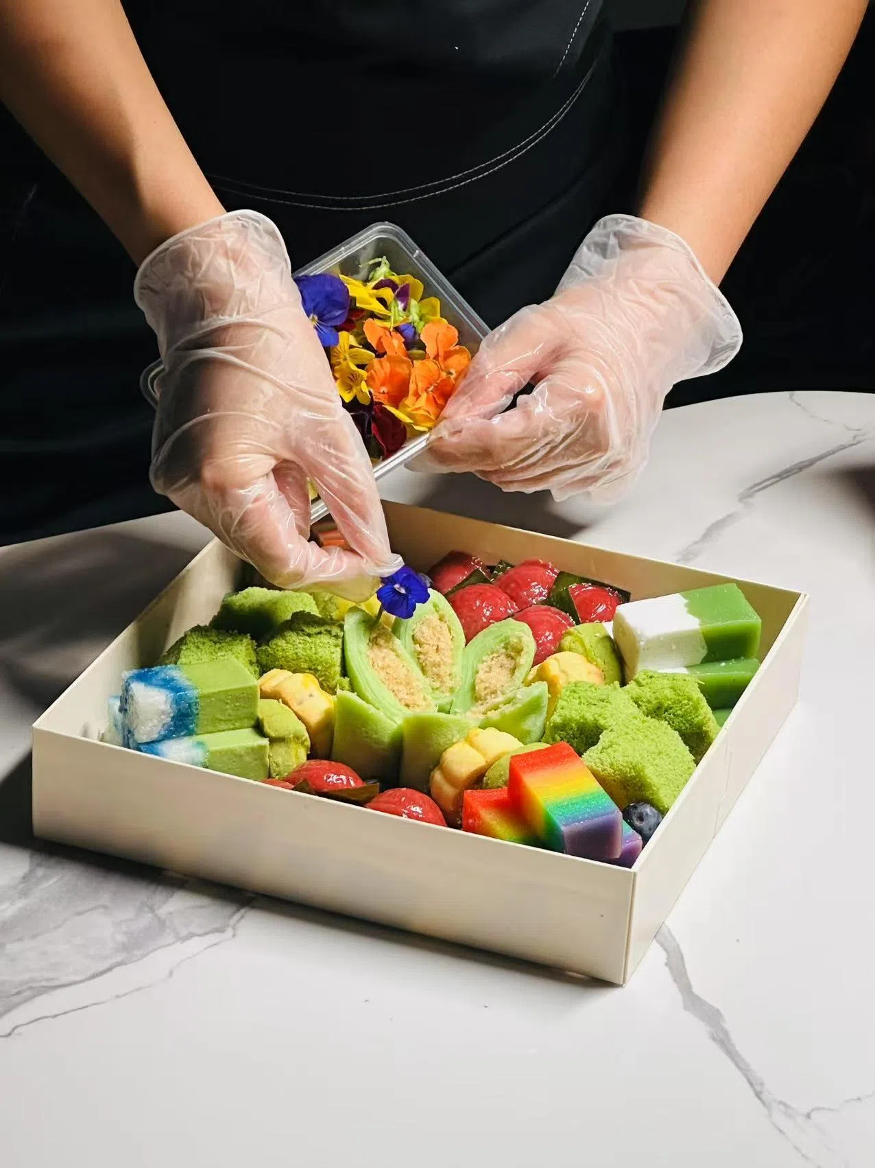 今年7月28日，娘惹囡店员在拍摄活动上制作娘惹糕点。（娘惹囡提供）