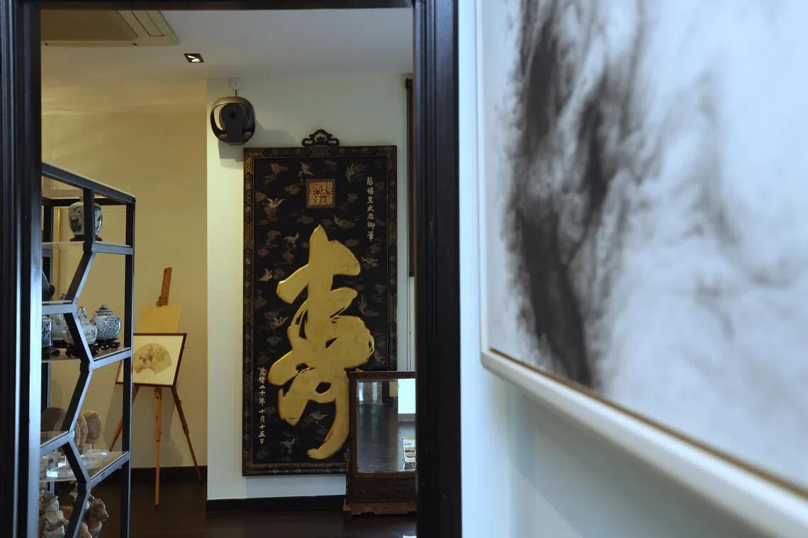 这件“寿”字艺术品，是蔡华新早期藏品之一。（郑一鸣摄）