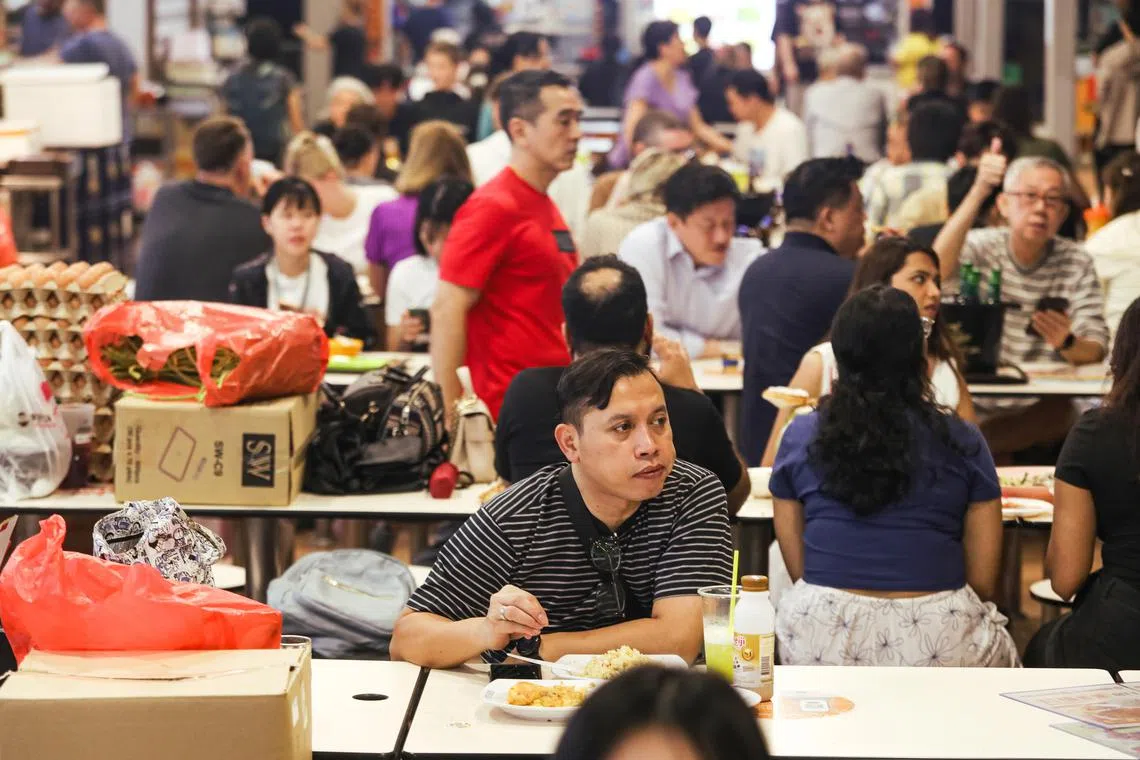 纽顿小贩中心不只受游客欢迎，也是国人在地美食旅游好去处。（刘欣怡摄）