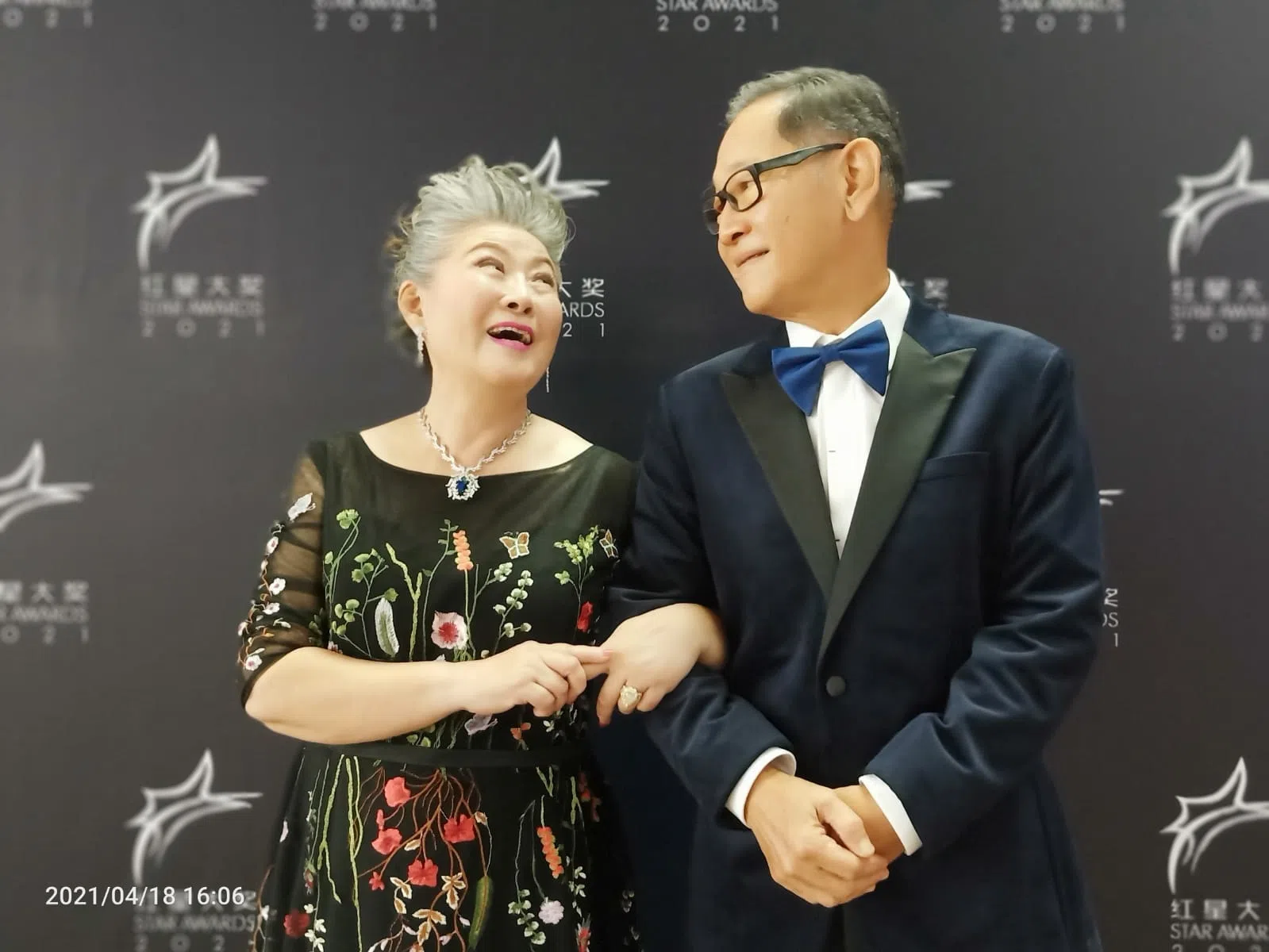 张为（右）和金银姬在《喜临门》里演夫妻。（档案照片）