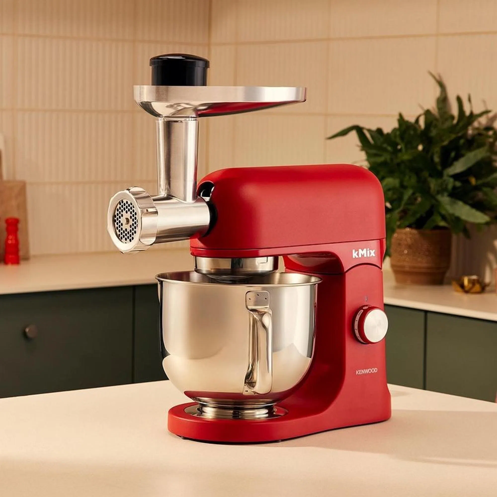 Kenwood kMix主机附设低速接口，嵌入附件，可兼容榨汁机、压面机、螺旋切丝器，非常实用。（商家提供）