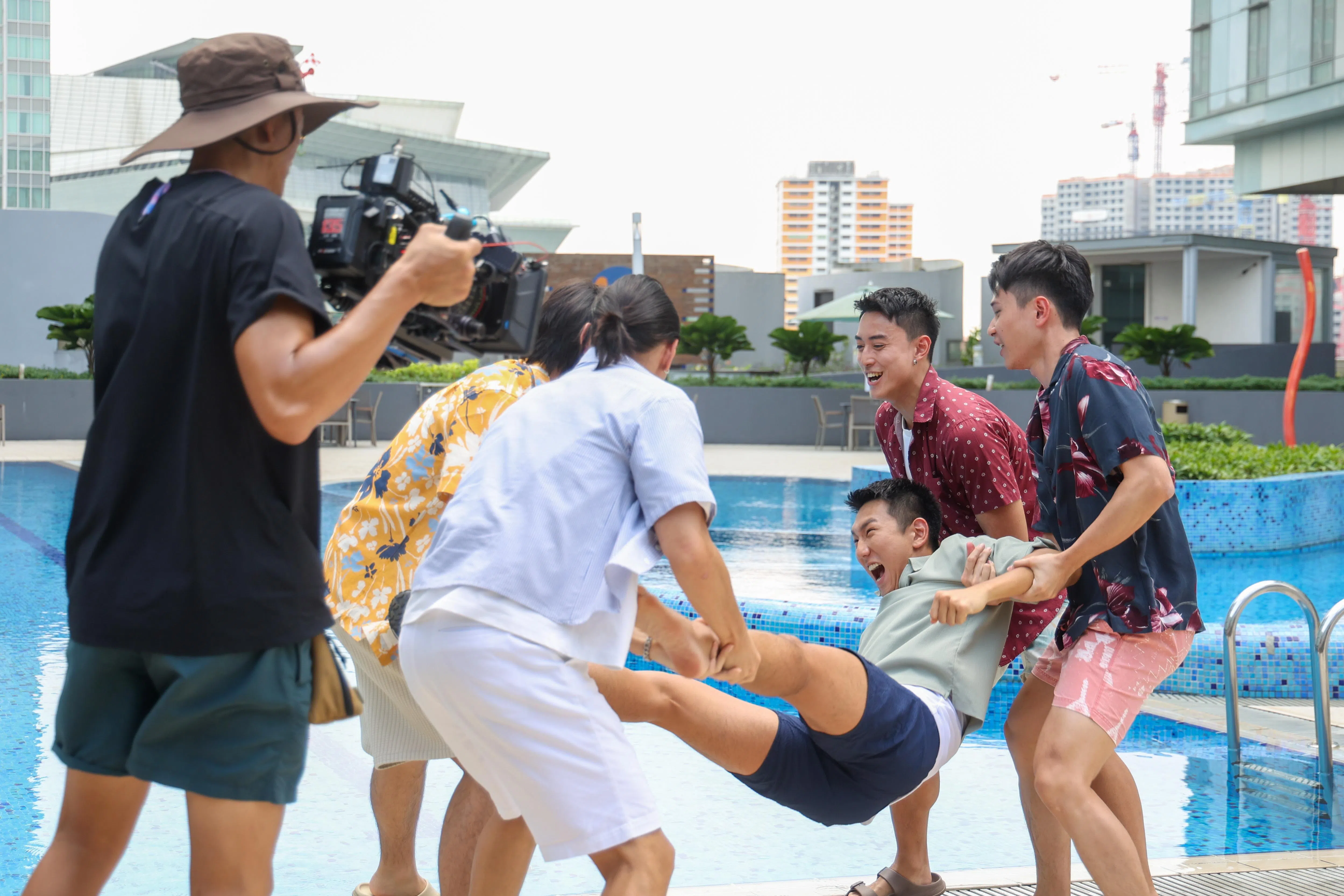 翟思铭被其他演员丢入水中。（吴先邦摄）