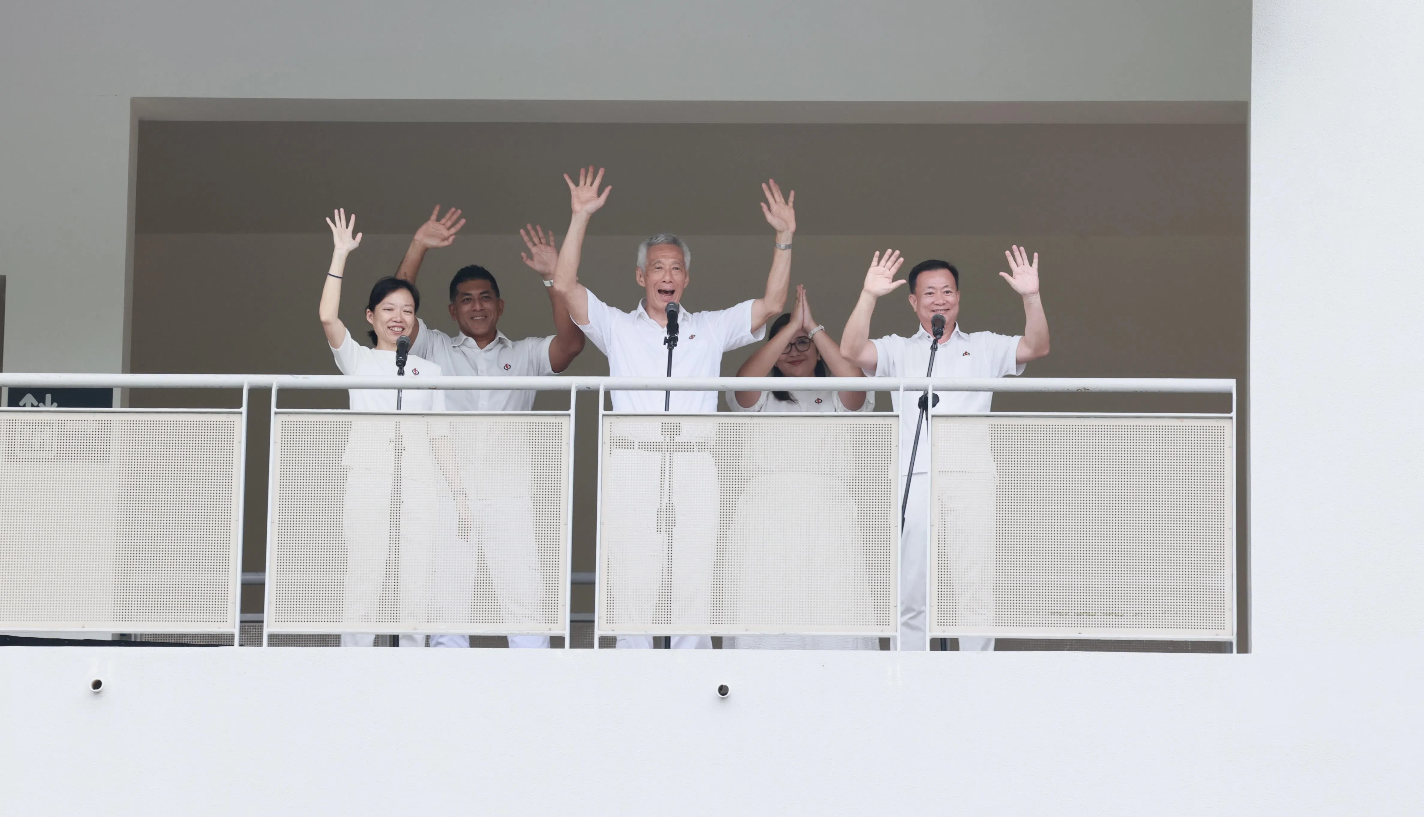 宏茂桥集选区首次出现三角战，争取留守的人民行动党候选团队由李显龙资政（左三）领军，团队有刘洁敏（左起）、杰乐、娜蒂雅和赖添发。（潘丰源摄）