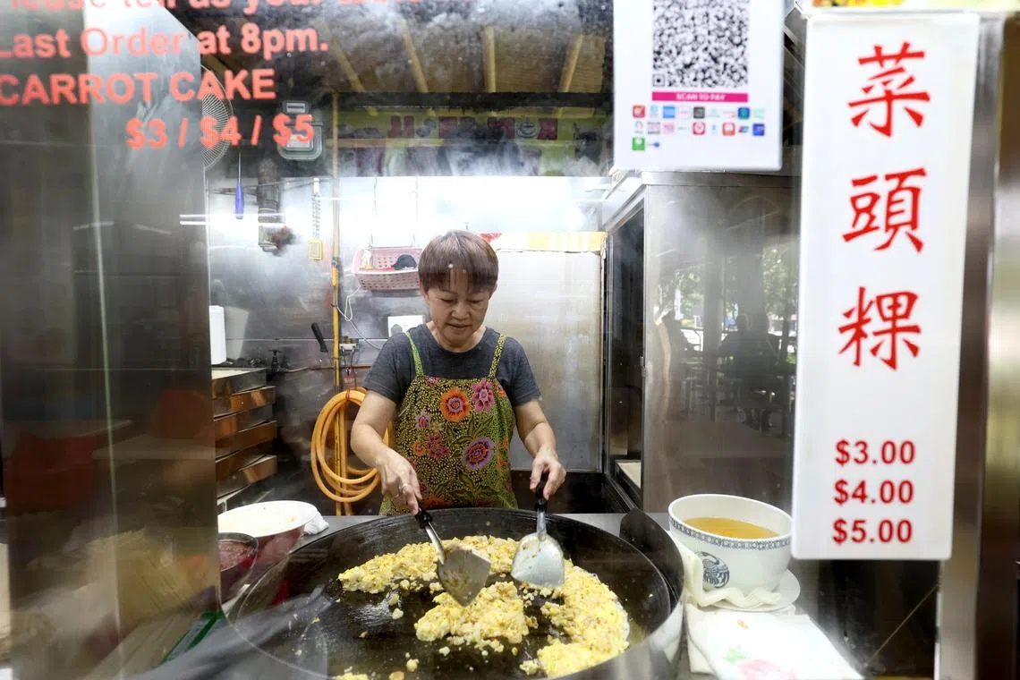 合众菜头粿由第二代张文光夫妇和女儿经营，主打白菜头粿。（龙国雄摄）