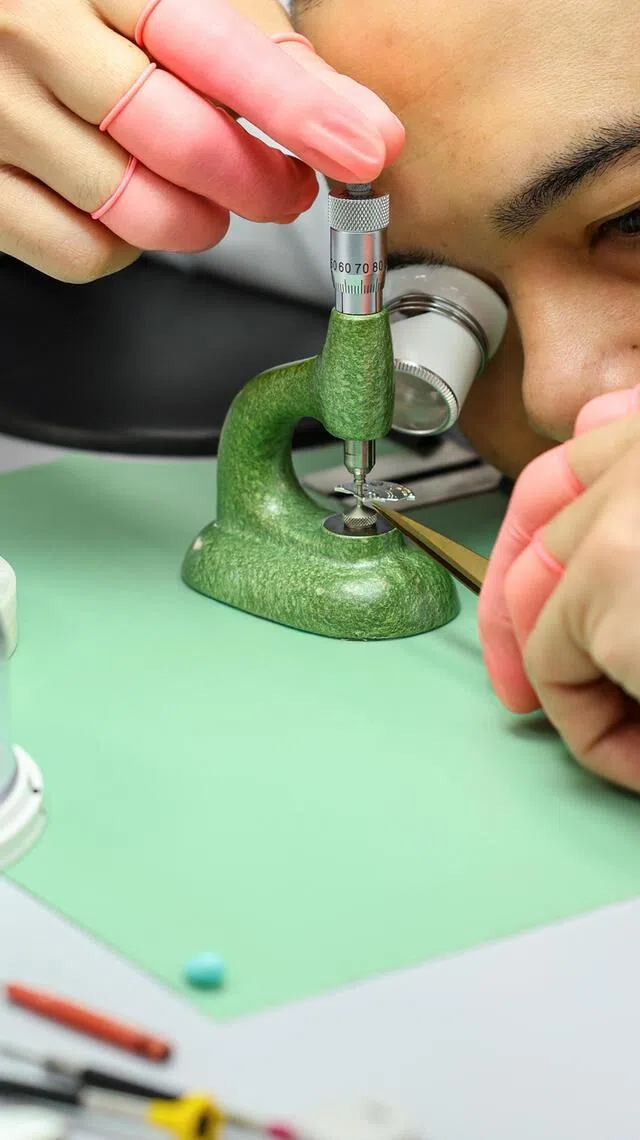 每一枚进入服务中心的腕表，都须依循严格程序，层层把关，确保品质。（百达翡丽提供）