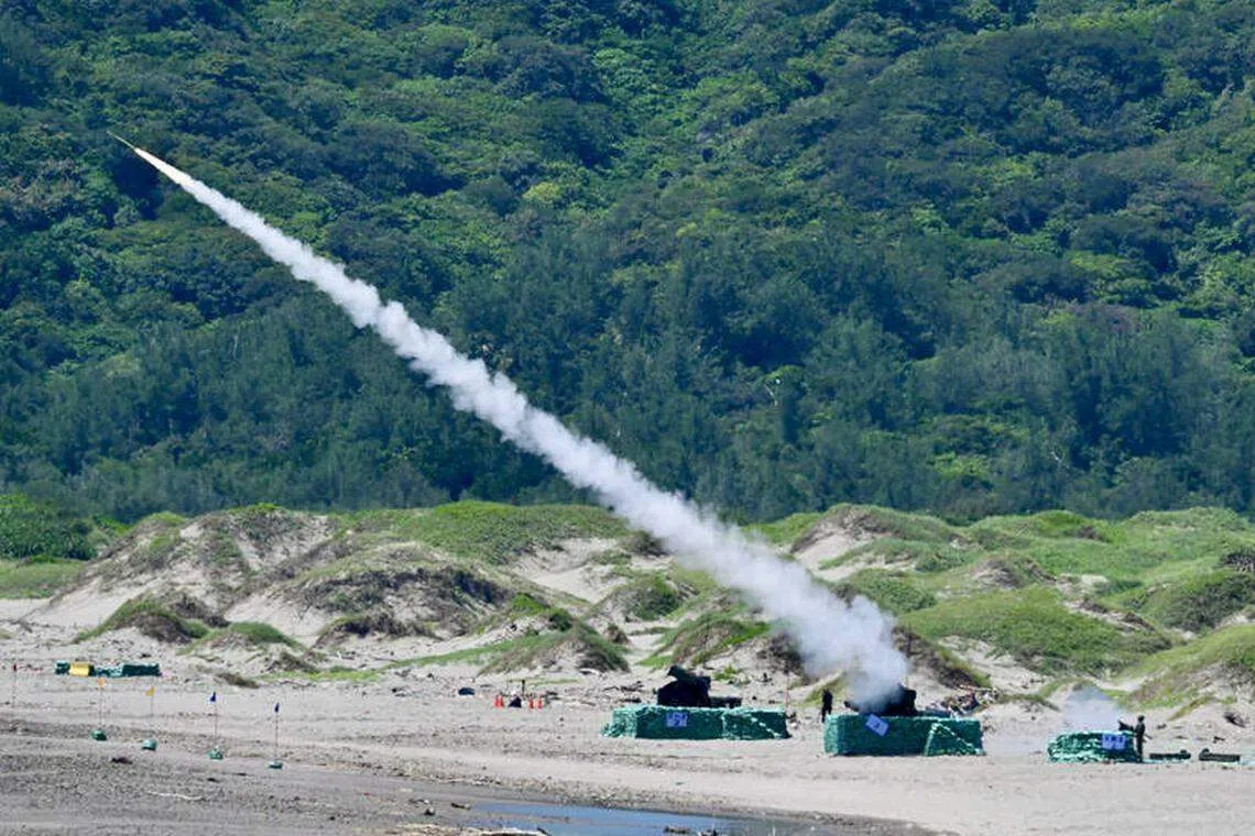 台军7月4日在屏东满州乡九棚地区举行“神弓操演”。图为复仇者导弹系统发射刺针导弹。 （自由时报）