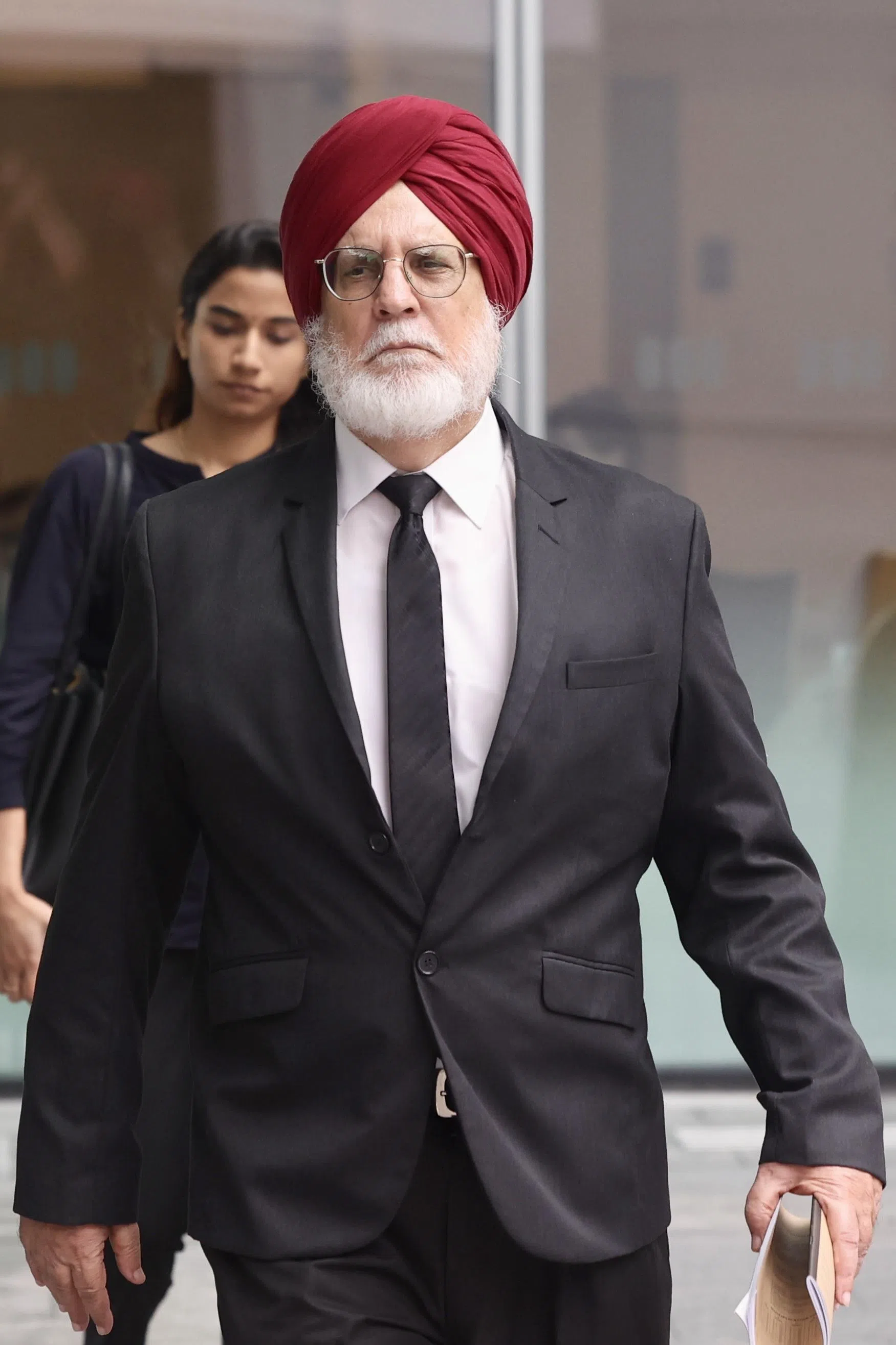 毕丹星的父亲、律师阿玛吉星（Amarjit Singh）是辨方律师团队成员。他星期一上午出庭，坐在毕丹星身旁听审。（陈斌勤摄）