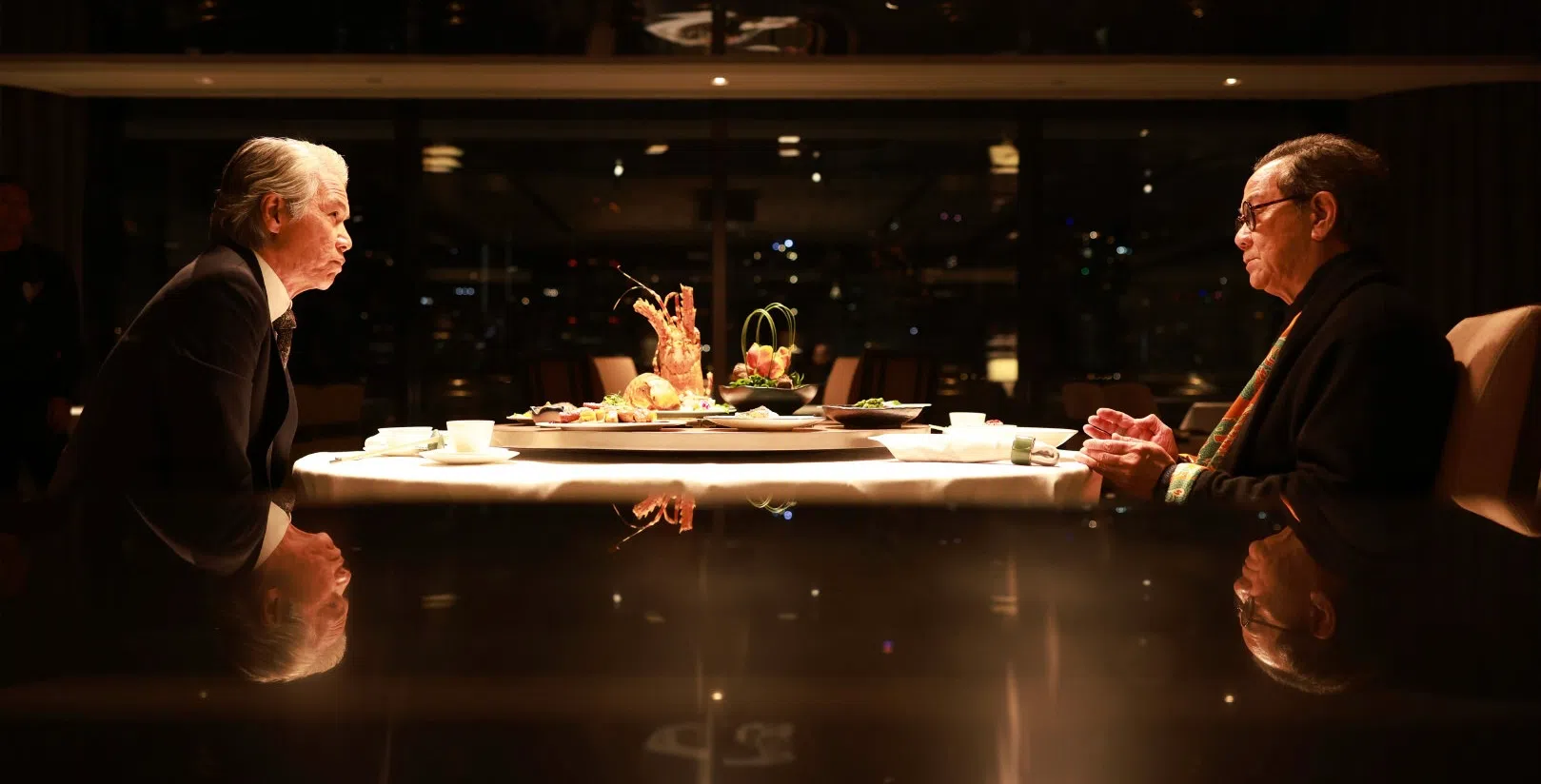 林嘉华（左）饰演犯罪集团头目戴祖福，与潘志文为赚钱不择手段。（互联网）