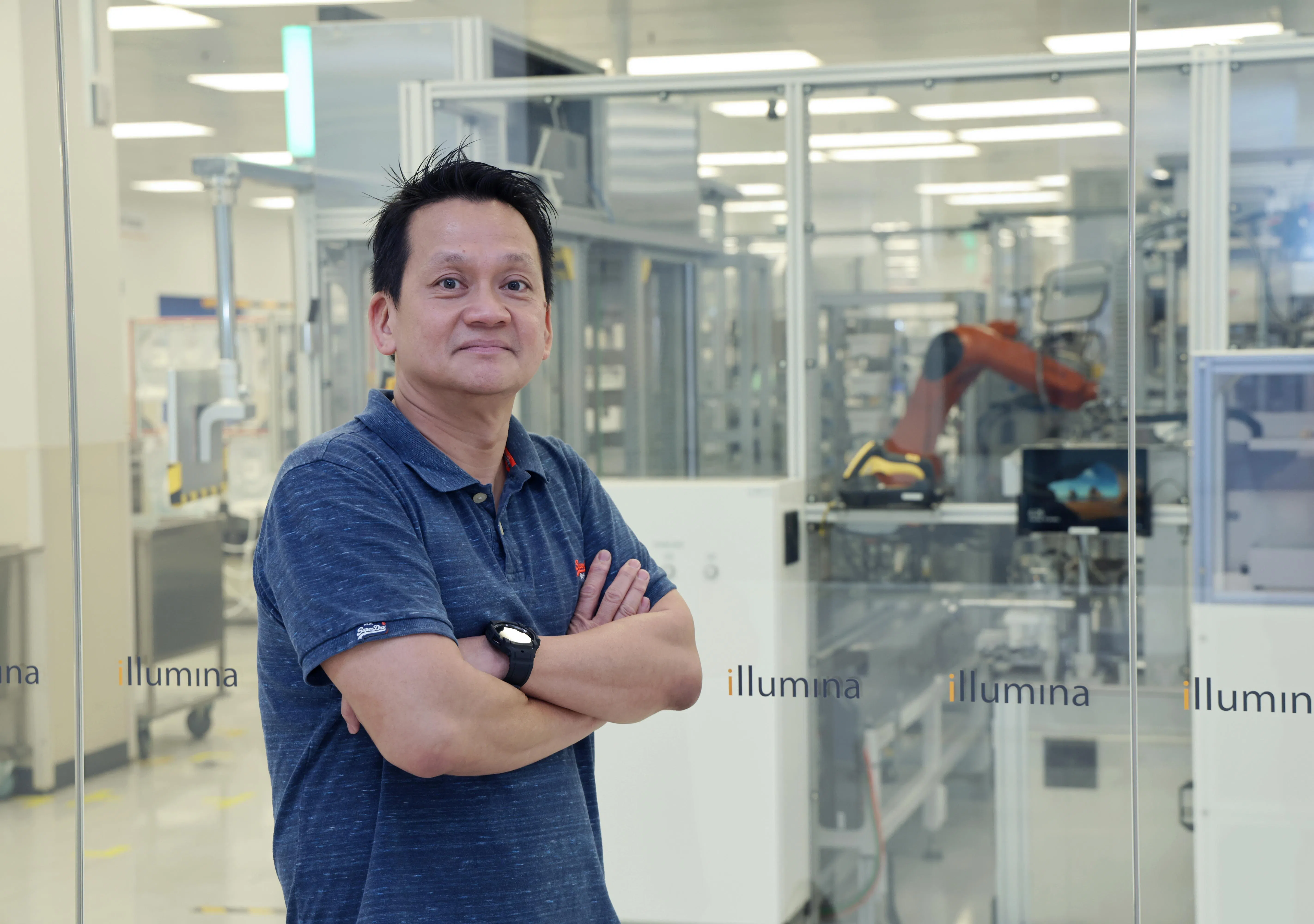 为不同机器人手臂命名的是因美纳自动化工程高级经理朱兴海。这名《变形金刚》爱好者，在命名前会先考虑机器人手臂功能和变形金刚角色的特点。（梁麒麟摄）