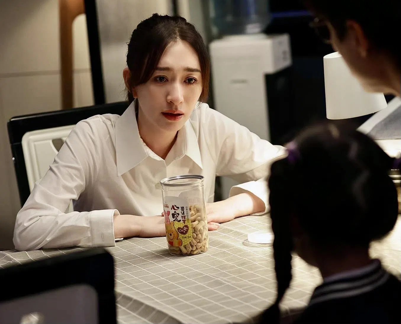 李小冉饰演的老三孟以安（左）一家三口看似幸福美满，实际上她已和丈夫悄悄离婚。（互联网）