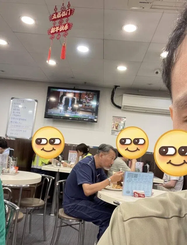 黄文标被网民目击一个人在餐厅吃饭。（互联网）