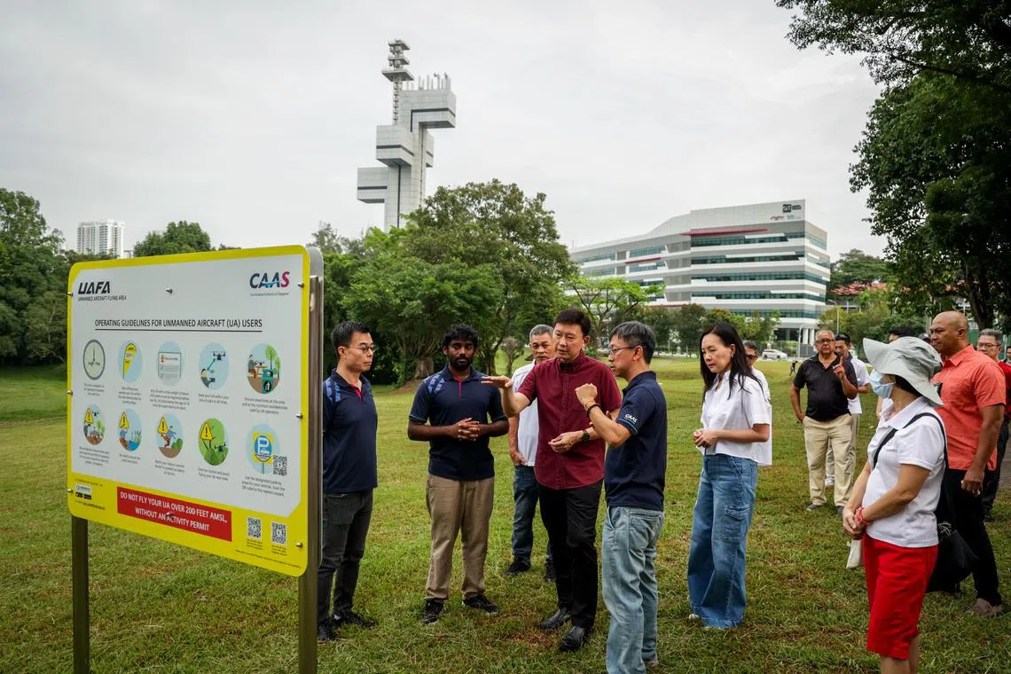交通部长兼财政部第二部长徐芳达（中，红衣）星期六（7月6日）正式为杜佛路的无人驾驶飞行器飞行区揭幕。（叶振忠摄）