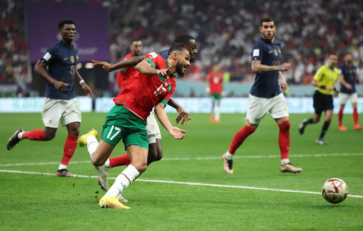 摩洛哥球员布法尔在比赛中进攻。（新华社）