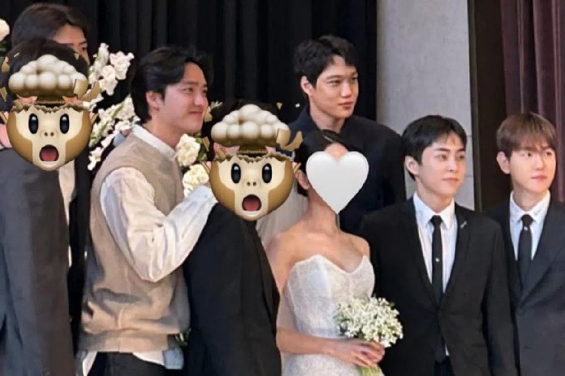 EXO成员伯贤（右起）、XIUMIN、服役中的KAI、D.O.，及未入镜的SUHO、灿烈、世勋都到场祝福。（互联网）