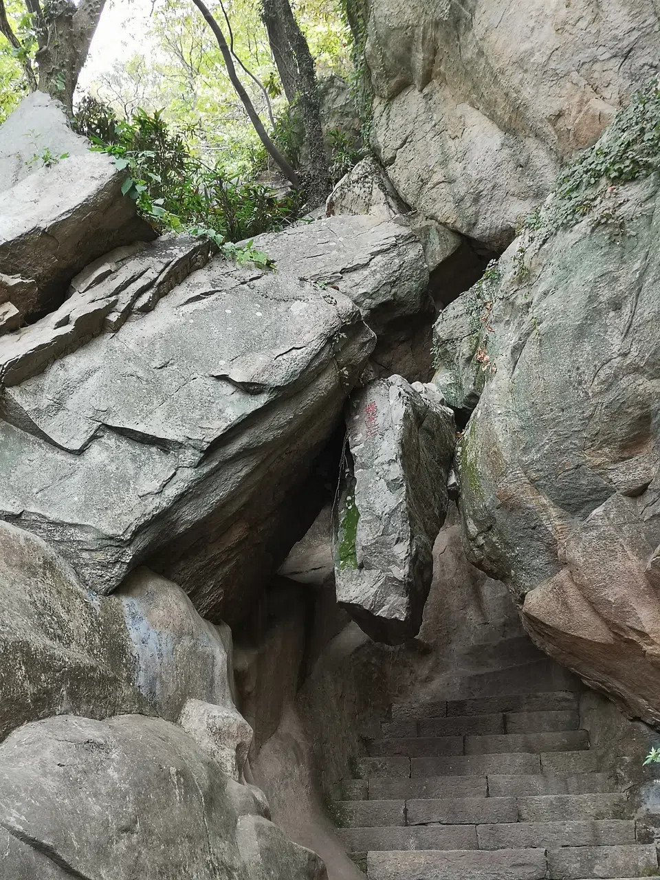 娲遗石，夹在大石峰中悬空而挂。（作者提供）