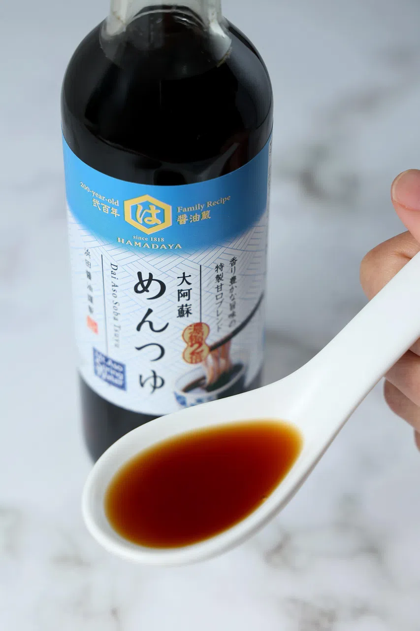 食用Hamadaya大阿苏荞麦面调味汁前，一定要先用水稀释。（龙国雄摄）