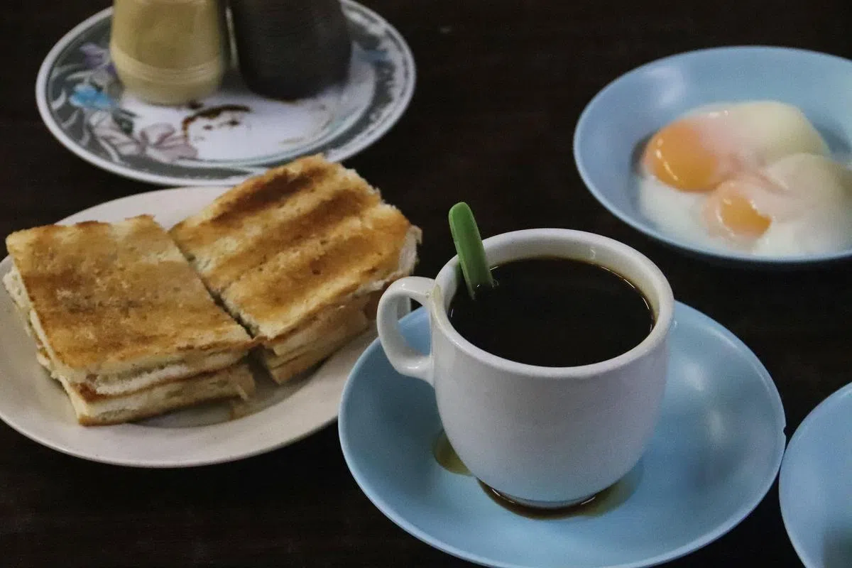 东亚咖啡店的餐点：黑咖啡、半 熟鸡蛋和烤面包。（王馨雯摄）