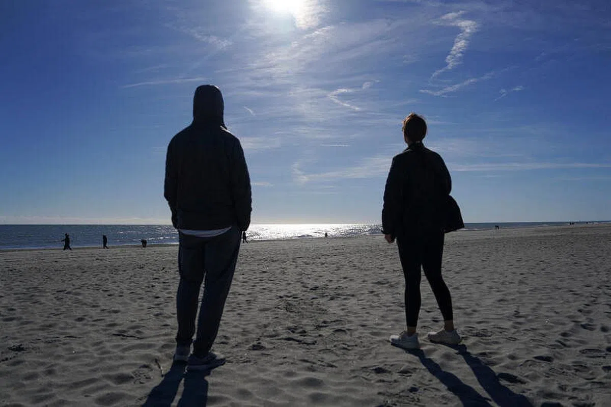 民众在南卡罗来纳州一处沙滩上观察被美国军机打下来的中国气球。（路透社） 