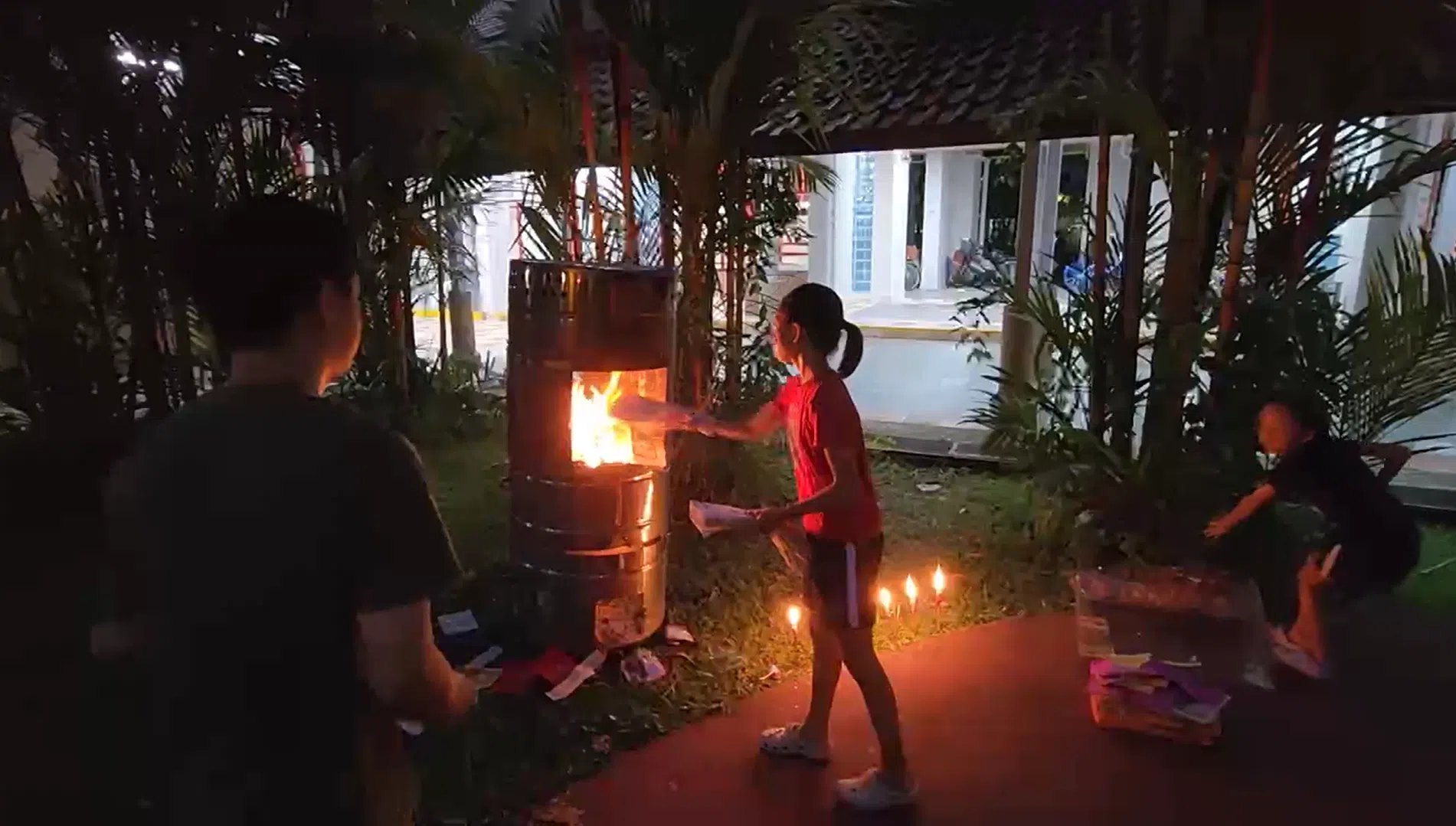 业者反映，多数公众在户外焚烧冥纸，并不会顾及对环境所造成的影响。（视频截图）