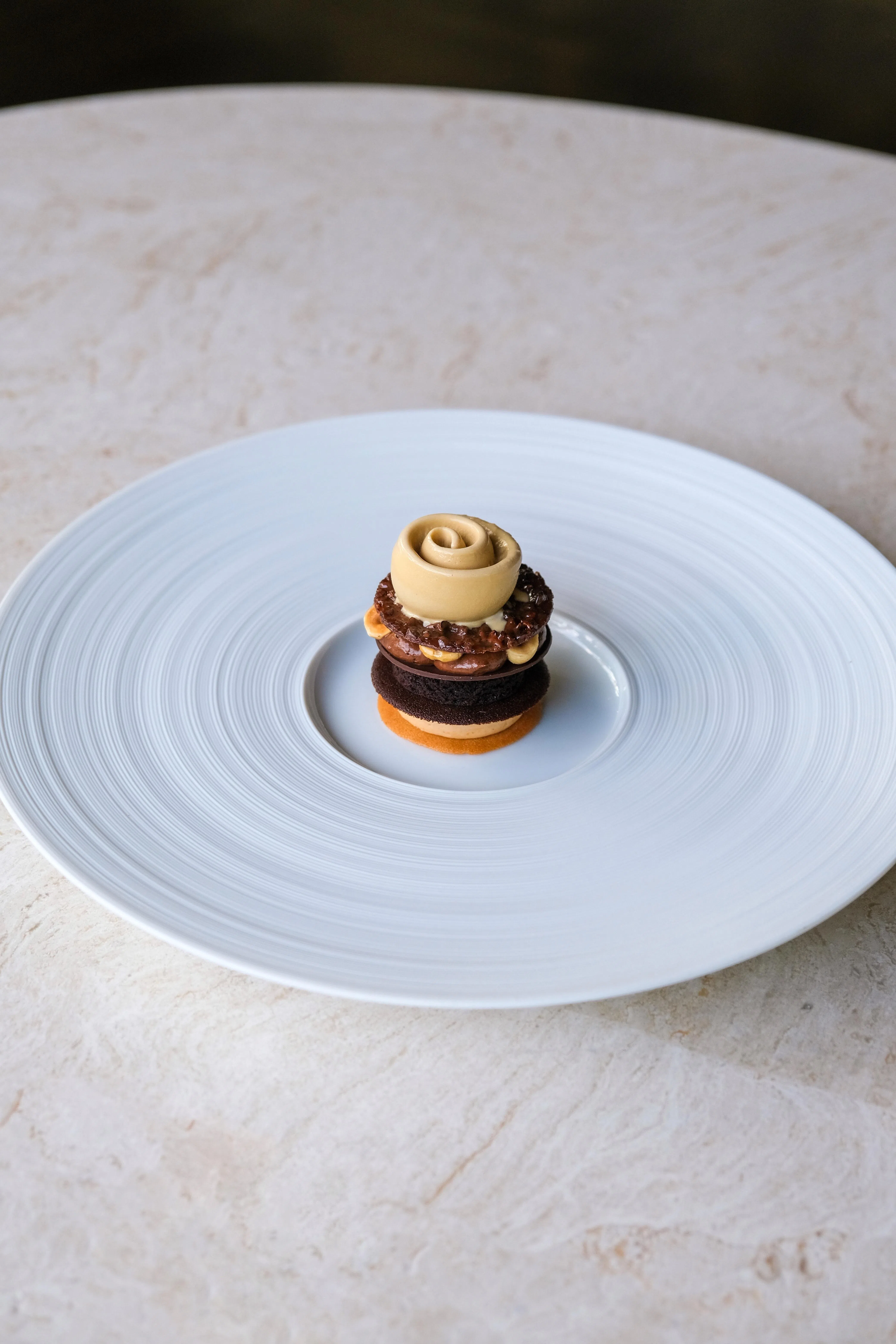 餐馆招牌甜点“Marguerite Opera”是一道有八层结构的甜点。（餐馆提供）