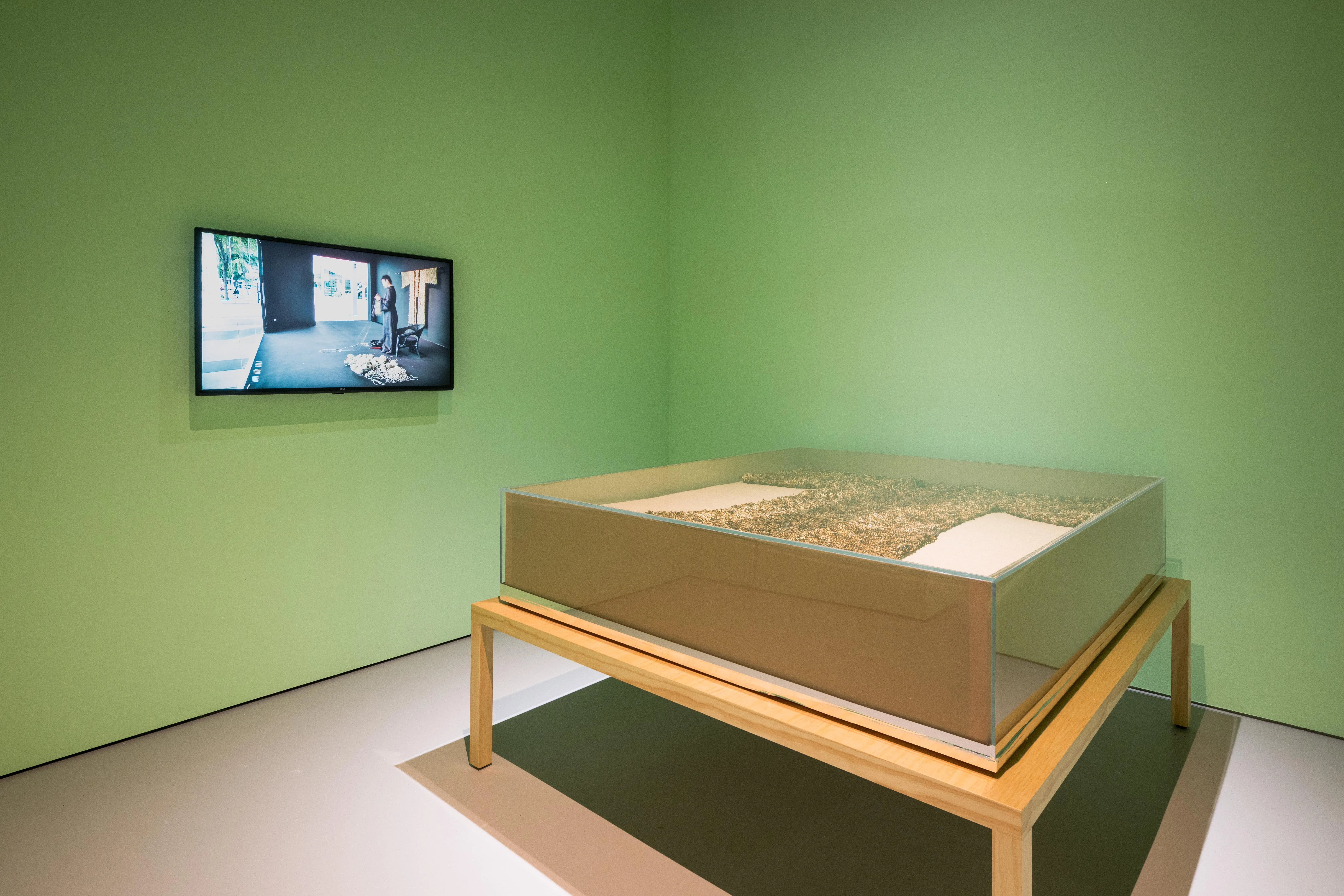 马来西亚艺术家谢秋霞行为艺术《编织未来》以蒜衣和视频展出。（新加坡美术馆提供）