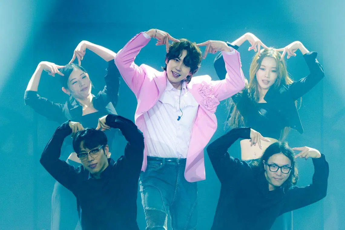 圭贤大派粉丝福利，穿粉色外套大跳Yoasobi的歌曲“Idol”。（CK Star Entertainment提供）