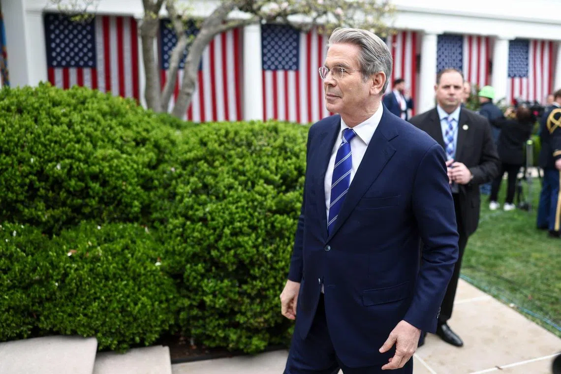 4月2日，美国财政部长贝森特在总统宣布对等关税措施后离开白宫玫瑰花园。（彭博社）