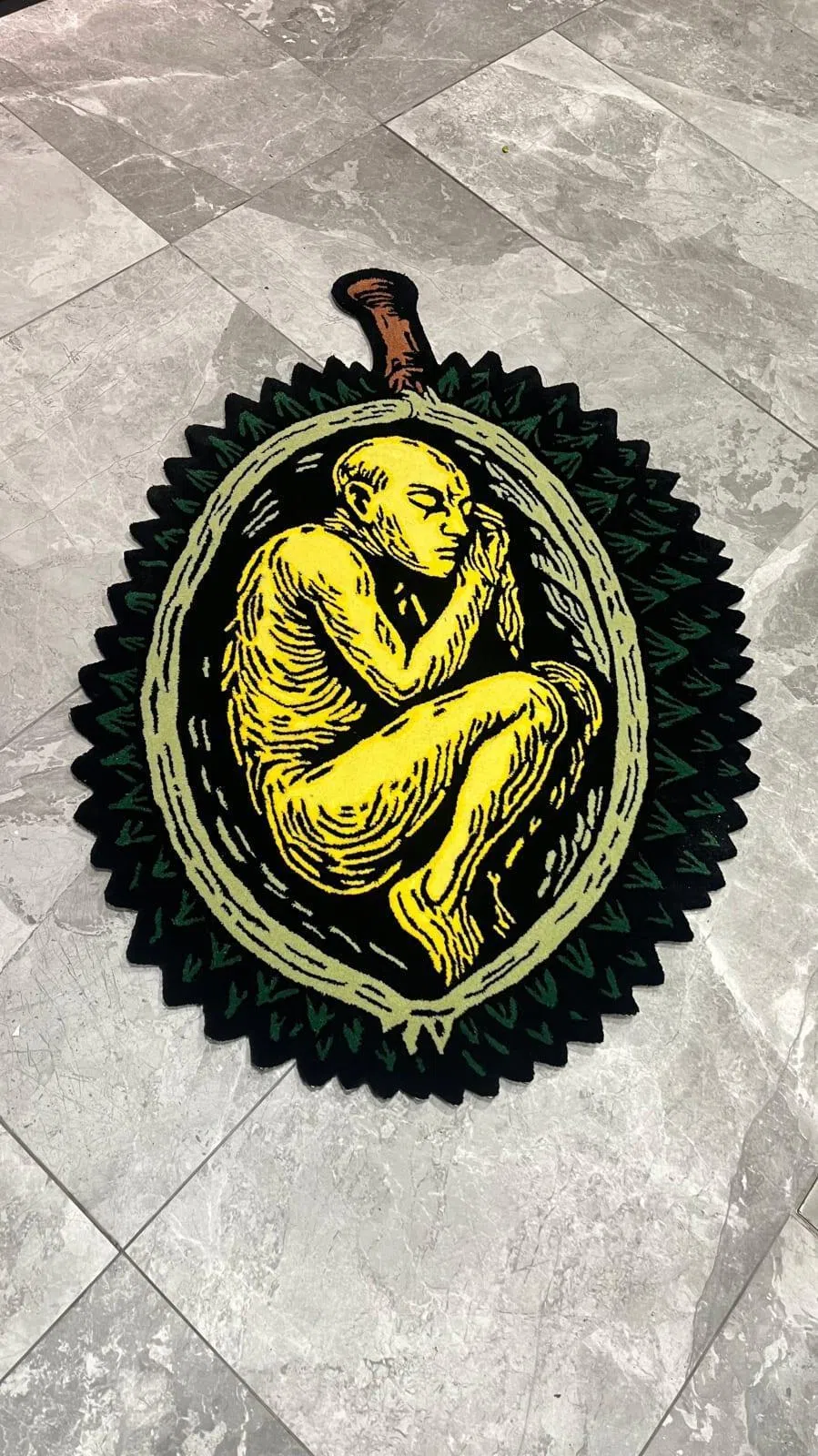 Chun U Bi的地毯雕塑《睡着的榴梿男》。（Yeo Workshop提供）