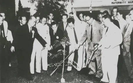 广惠肇留医院的凤凰木历史悠久，是建国总理李光耀（右三）于1963年时种下的，在医院矗立60多年，也是全国树龄最老的纪念树之一。（广惠肇留医院提供）