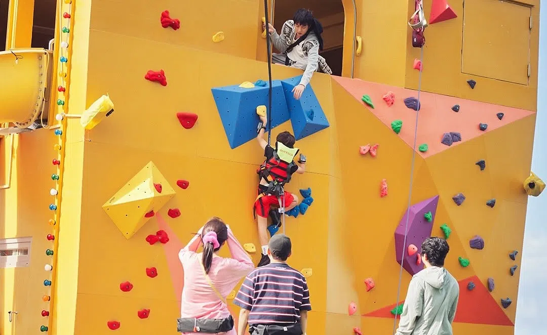 房客进入民宿前必须攀岩上二楼。（取自Netflixkr IG）