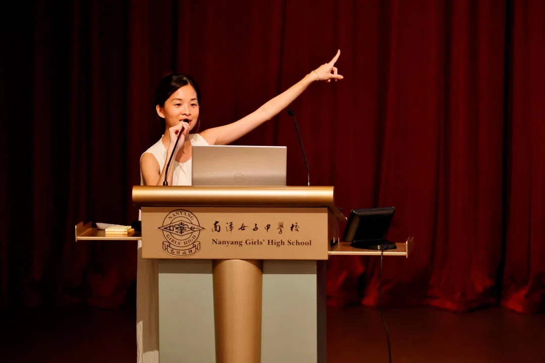 黄诗婷在台上回顾了自己17年的创业历程。（南洋女中提供）