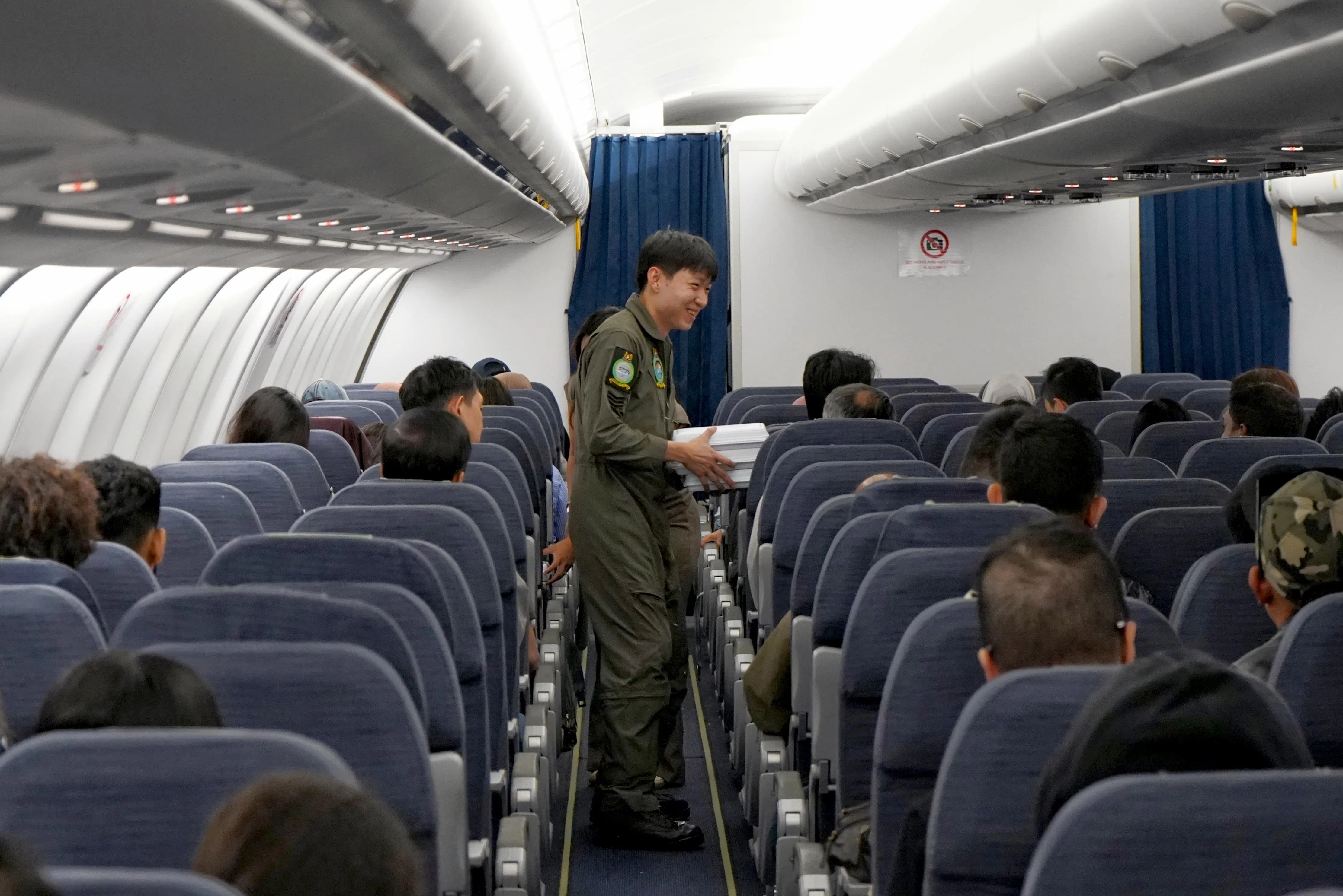 新加坡空军人员在撤离航班上体贴的照顾，让回家的国人倍感温暖安心。（国防部提供）