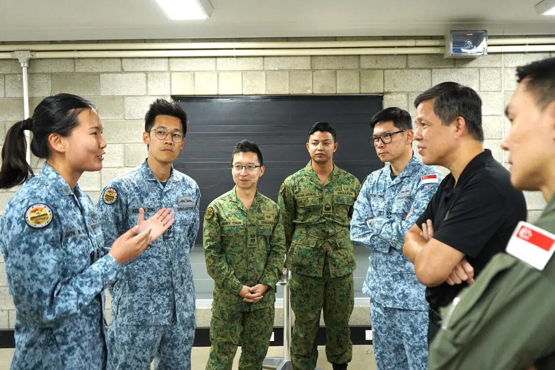 公共服务统筹部长兼国防部长陈振声（右二）说，武装部队在今年的袋鼠演习中，实现历来最高程度的跨军种整合，陆军、空军、国防数码防卫与情报军和国防科技团不仅协作更顺畅、创新也更快，显示部队训练和作战能力持续进步。图为陈振声与不同军种的武装部队人员交流。（国防部提供）